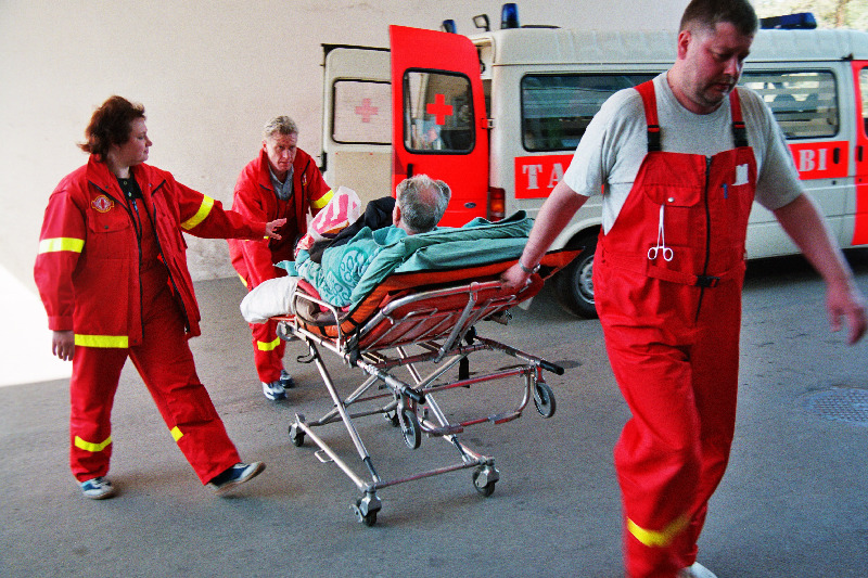 Tallinna Kiirabi arstid abivajajat haiglasse toimetamas.