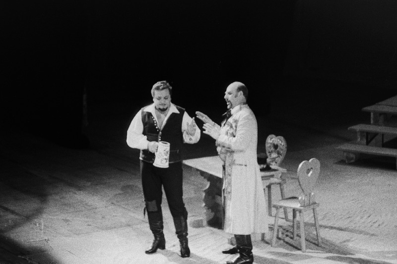RAT "Estonia" külalisetendused Moskva Suures Teatris. Stseen B. Smetana ooperist "Müüdud mõrsja". Osades Hendrik Krumm (vasakul) ja Teo Maiste.
