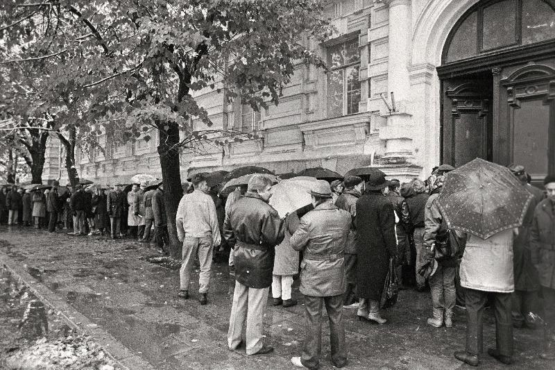 Uus muuseum endine KGB maja, rahvas järjekorras.