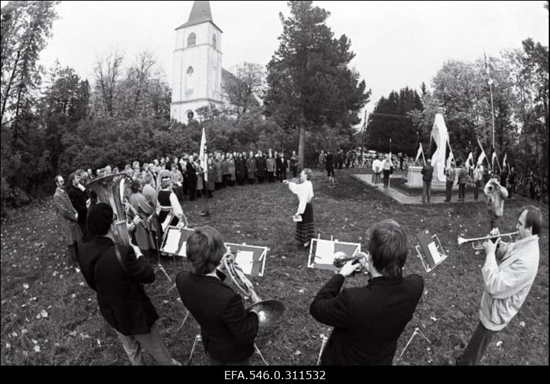 Kullamaa ausamba avamine.