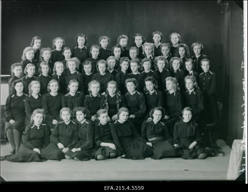 Viljandi 1. keskkooli (endine Haridusseltsi gümnaasium) teise (kaheksanda) klassi õpilased.