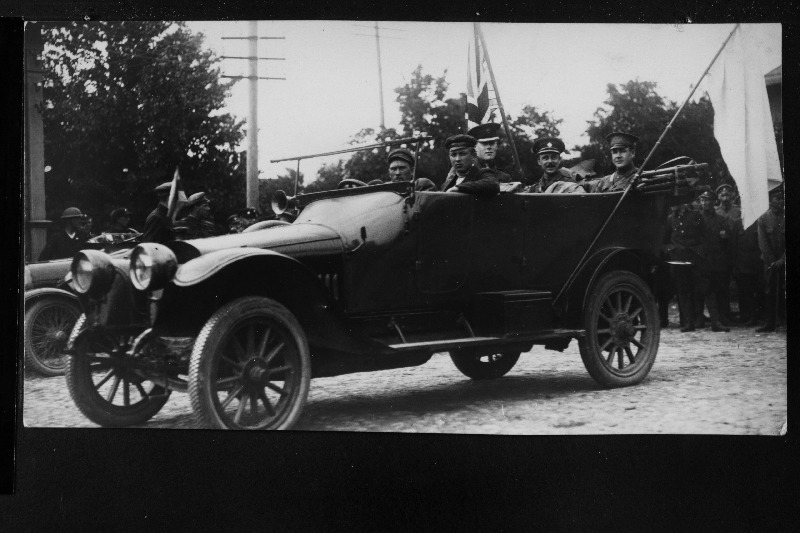 Liitriikide sõjaväelised esindajad autos rahuläbirääkimiste ajal Rodenpoisis, taga keskel inglise kolonel Tallens.