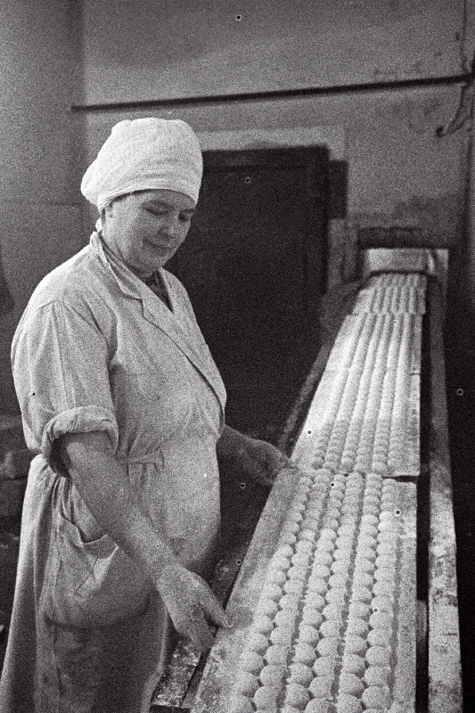 Tallinna Liha- ja Konservikombinaadi konservitsehhi kommunistliku töö brigaadi liige Asta Paine pelmeene valmistamas.