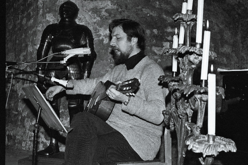 Näitleja Priit Pedajas esinemas.