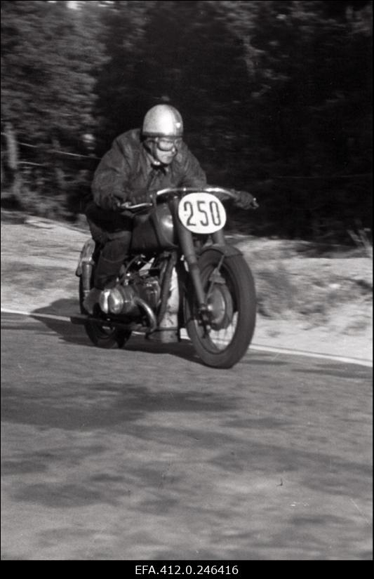 NSV Liidu meistrivõistlused ringrajasõidus. Pirita-Kose-Kloostrimetsa ringrajal motosportlane Valdo Tuulas, Kalev, 4. koht 750 cm3 masinaklassis.