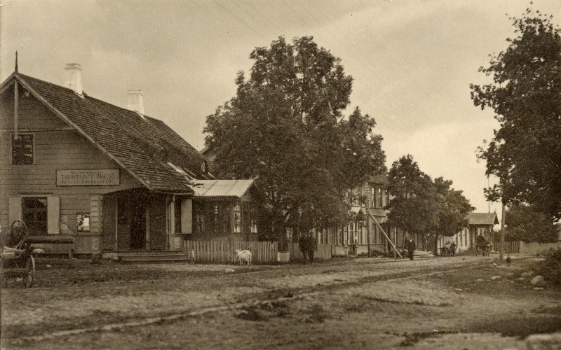 Väike-Maarja alevik, vasakul Tarvitajate Ühisuse rohukauplus.