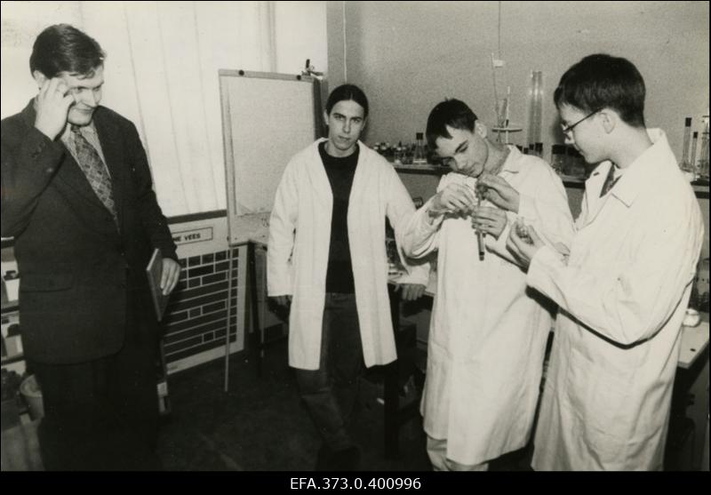 Kuressaare Gümnaasiumi keemiaringi juhendaja keemiaõpetaja Argo Kirss ja õpilased Joonas Sarapuu, Andrel Vahter ning Jaanis Sepp.