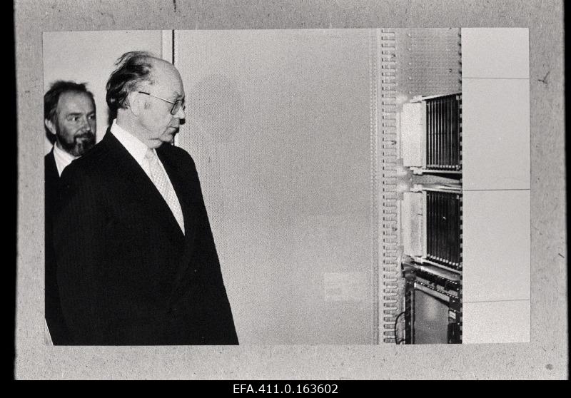 Tallinna Tehnikaülikooli telefoniautomaatjaama avamine koostöös SIEMENSI- ga. Esiplaanil jaama juhataja Elmar Rüstern.