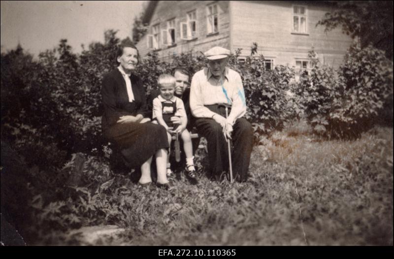 Mihkel Lüdig, abikaasa Olga Lüdig ja sugulased.