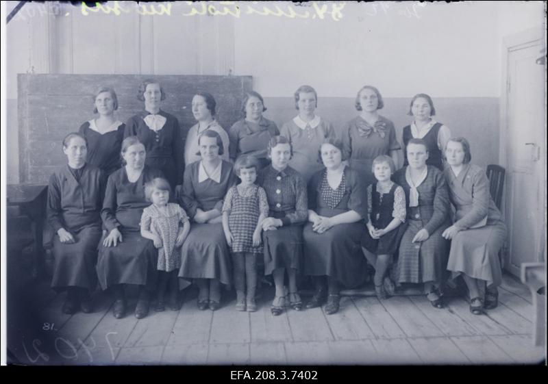 Grupp Mündi kangakudumise kursusest osavõtjaid.