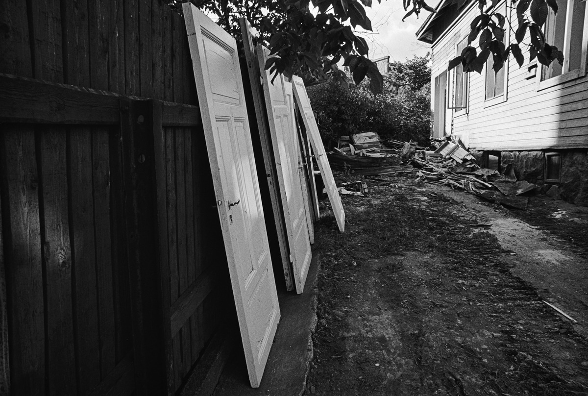 Ovia ja purkujätettä Näkinkuja 3:n takapihalla