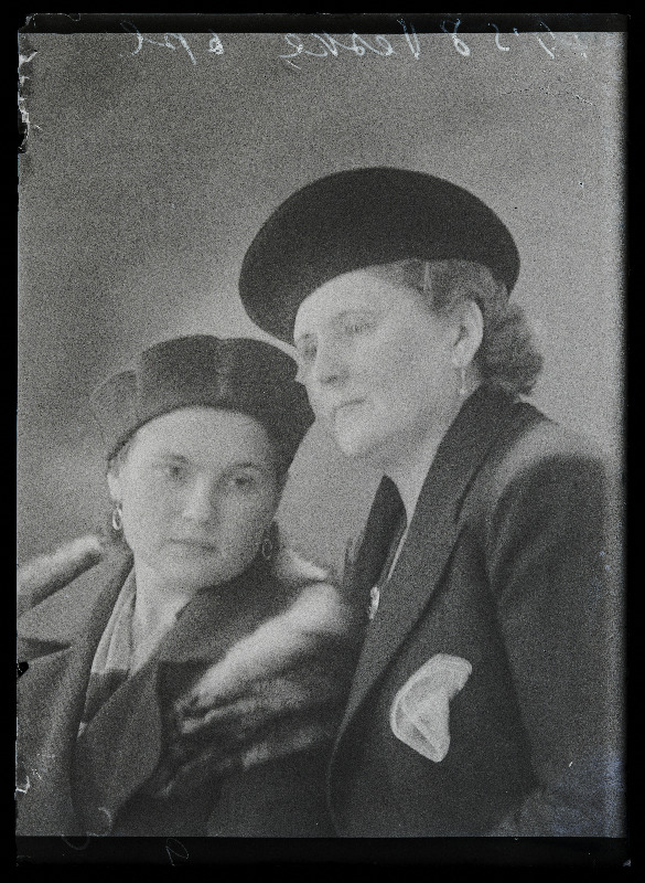 Kaks naist, (foto tellija Veske).