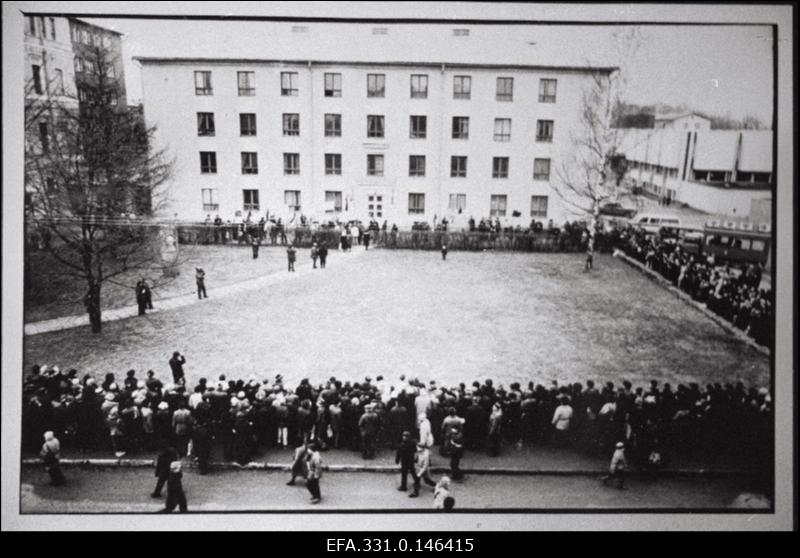 Eesti Vabariigi ja Nõukogude Venemaa vahel sõlmitud Tartu rahu 69. aastapäeval toimunud miiting rahu sõlmimise kohas Vanemuise tänav 33 hoone ees.