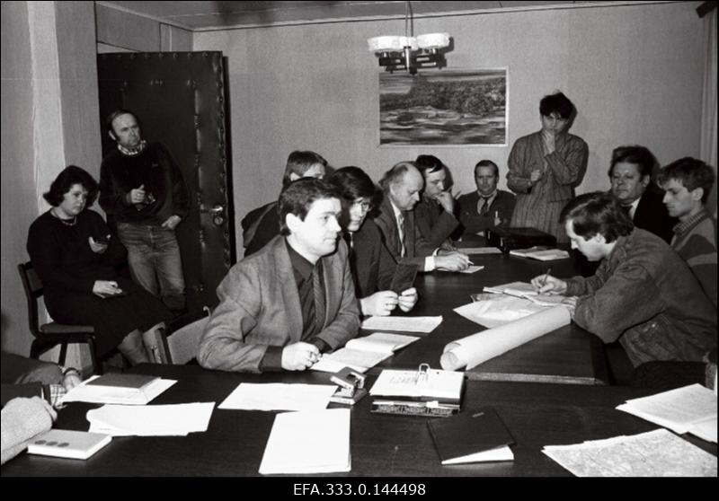 Nõukogude Armee süül Tapal lennukikütuse mahavalgumisest tekkinud looduse reostust arutavad Tapa linnanõukogu istungist osavõtjad. Laua taga (vasakult) Virumaa maavanem Lembit Kaljuvee.
