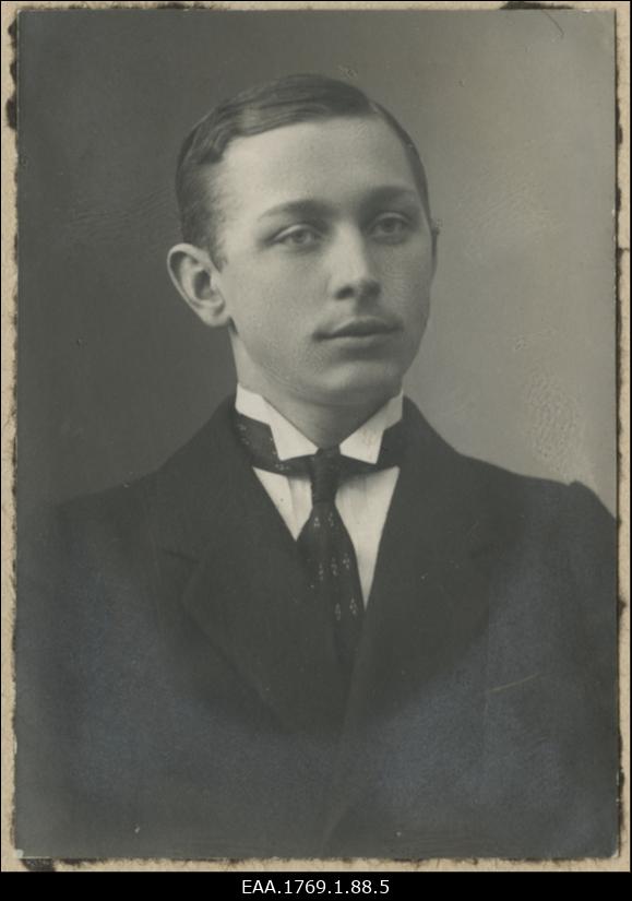 Üliõpilasseltsi "Liivika" liige, majandusteadlane Johannes Frants, portreefoto