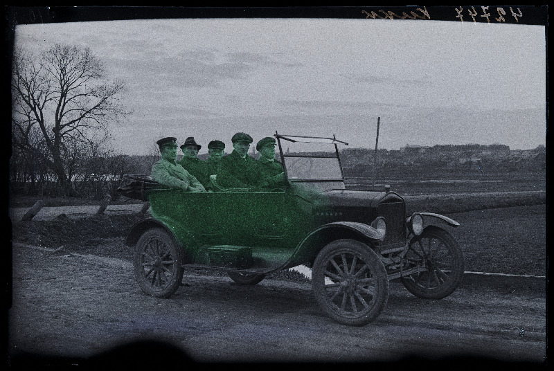 Inimesed lahtises sõiduautos Ford T, (foto tellija Kukk).