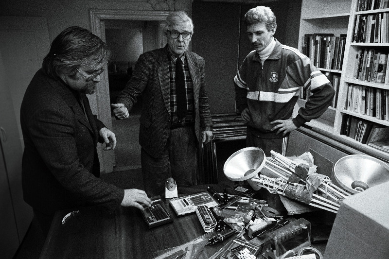 Materiaalne abi Rootsi Arhitektide Liidult Eesti Arhitektide Liidule.Vasakult: Eesti Arhitektide Liidu esimees Ike Volkov, rootsi arhitekt Sten Ramel ja arhitektuurifondi direktor Oleg Zemtšugov.