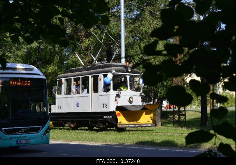 Trammiliikluse 130. aastapäeva tähistamine trammide paraadiga.