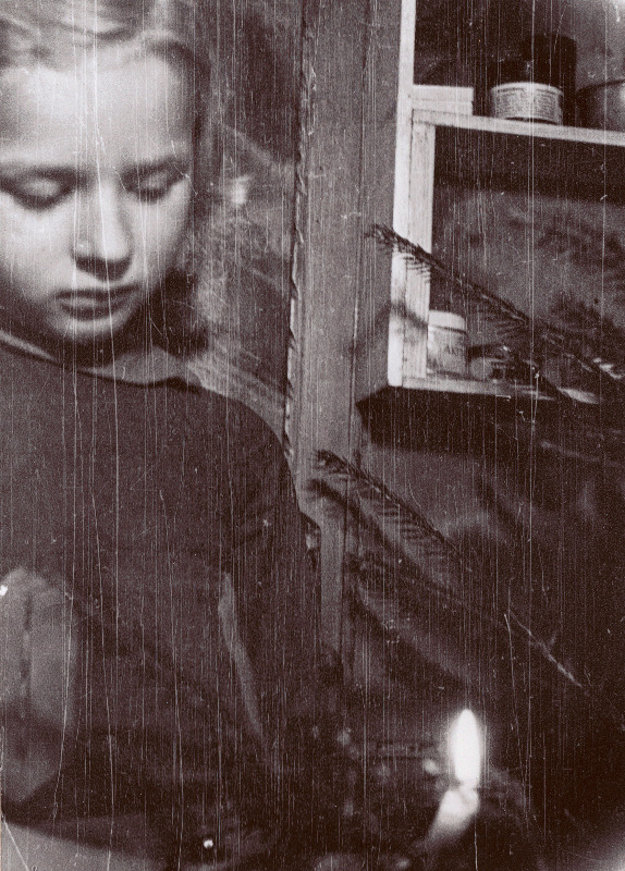 Eesti põgenikud DP (displaced persons) laagris Tiroolis. Tütarlaps jõulude ajal.