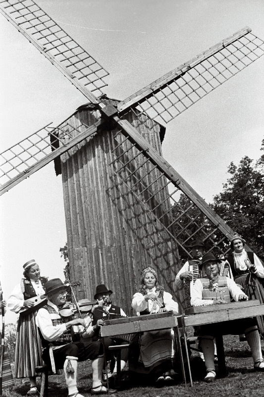 Pärnu külakapell rahvatantsupeo ajal vabaõhumuuseumis esinemas.