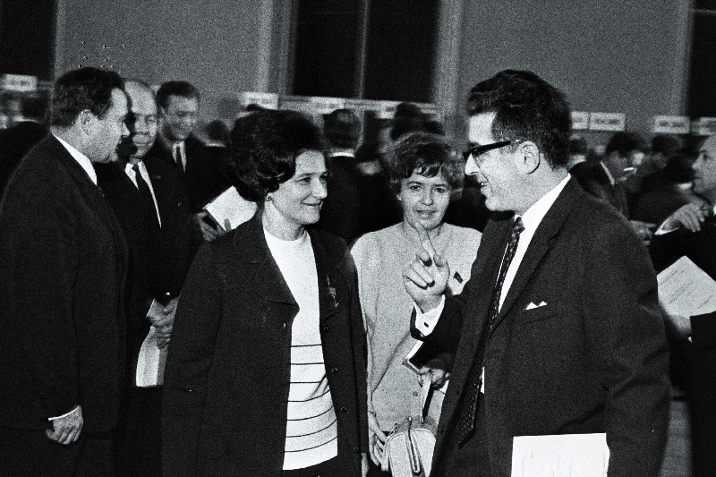 Tootmiskoondise „Marat“ parteiorganisatsiooni sekretär, sotsialistliku töö kangelane Aino Tammiostu (vasakult), Tallinna 42. keskkooli direktori asetäitja õppealal, NSV Liidu Ülemnõukogu saadik Aili Aben ja „Marati“ direktor Gabriel Abramson Eestimaa Kommunistliku Partei Tallinna organisatsiooni XVIII konverentsi vaheajal vestlemas.