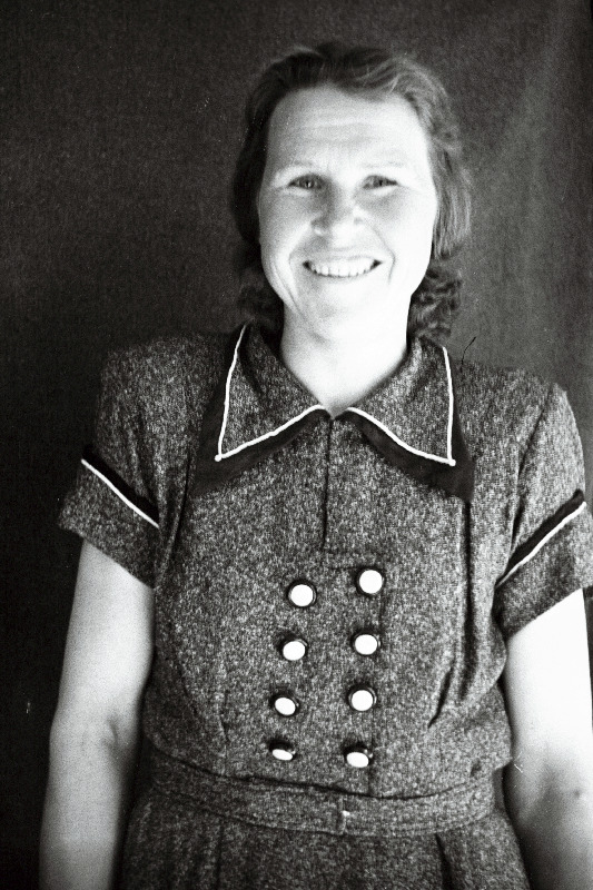 Käravete sovhoosi lüpsja-karjatalitaja Albertina Stepanova.