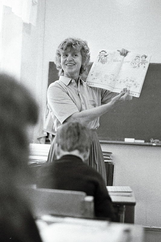 Tallinna 1. Keskkooli õpetaja Eha Paulus 6-aastaste klassis tunde andmas.