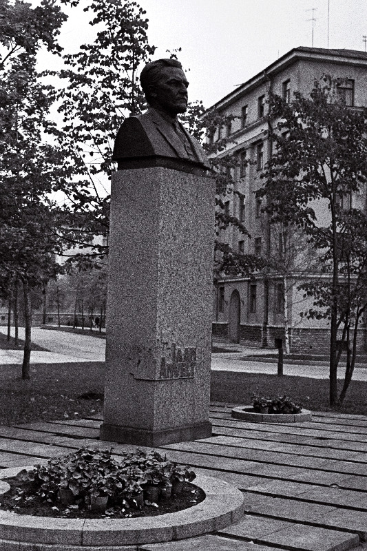 Vaade Jaan Anveldi skulptuurile Anveldi tänava haljasalal (arhitekt U.Tölpuse kavand, M.Saksa teostus, püstitatud 1962.a).