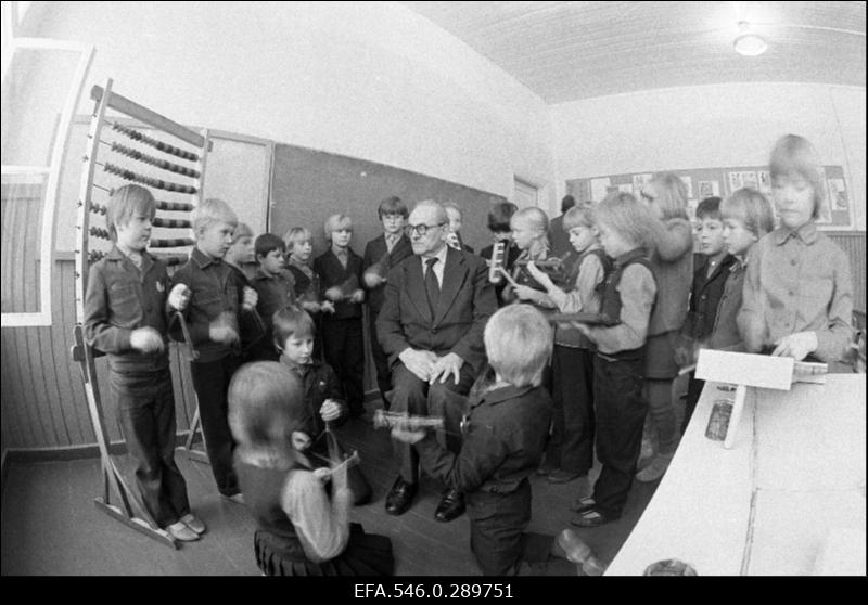 Kooliorkestri proov. [1984.a muutus Tabivere 8-klassiline kool Tabivere Keskkooliks.]