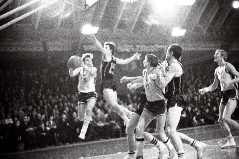 NSV Liidu korvpallimeistrivõistlustel kohtuvad Tallinna "Kalevi" ja Vilniuse "Statyba" meeskonnad. Mihkel Tiks söödab palli Jaak Salumetsale (nr.12). Paremal Viktor Viktorov.