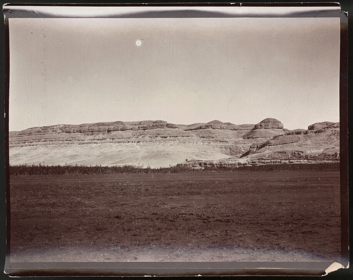 Caption: verso: M. “1964 W/IV/Beni Hassan: View from the Nilufer onto the whole graves/row (39 <rocks?> graves),” l. 15 XI 1910/1h30 "(pencil, vertical)