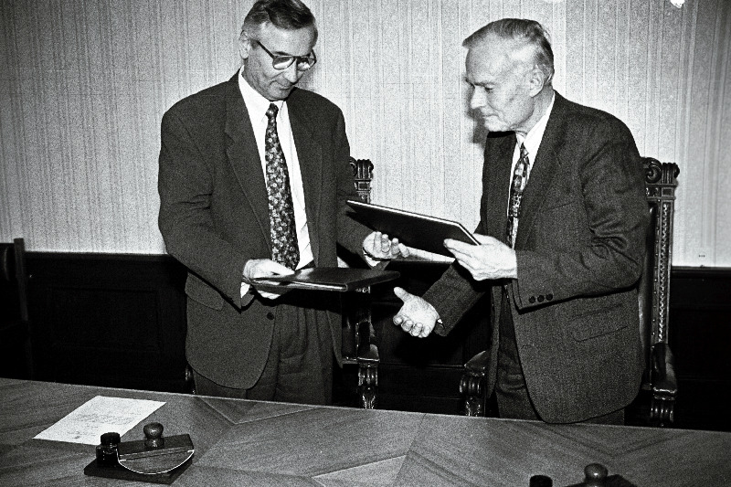 Endel Lippmaa, Euroopa Komisjoni välissuhete peadirektoraadi peadirektor Günther Burghardt.