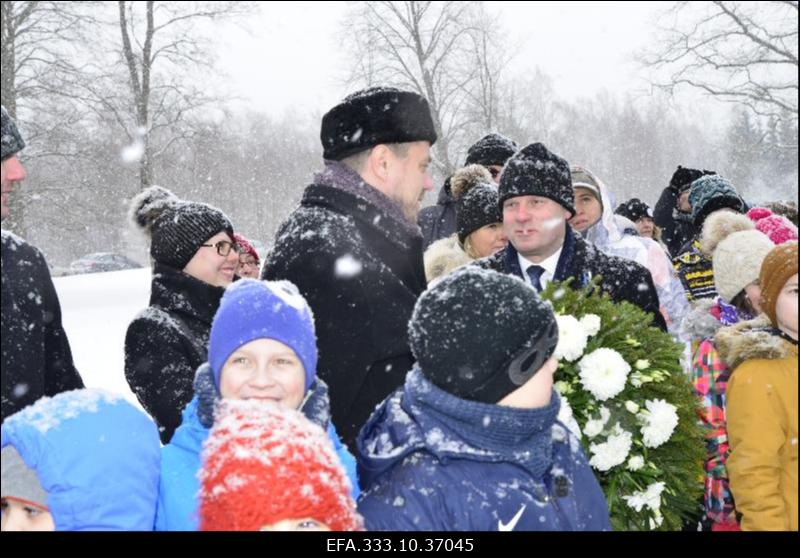 Austuse avaldamine president Konstantin Pätsile Tahkuranna ausamba juures.