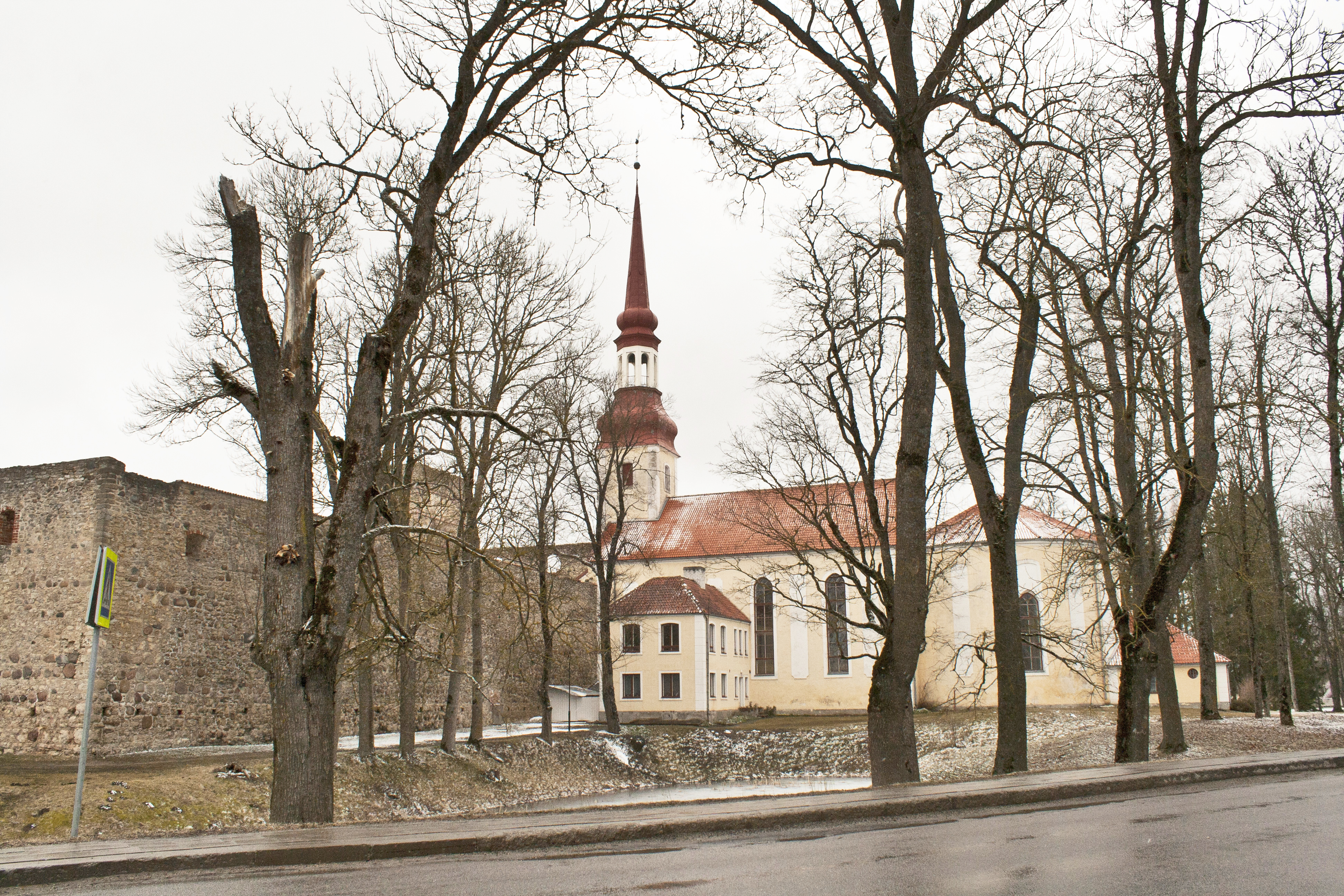 Poltsamaa castle and church - panoramio (1) - Põltsamaa castle and church