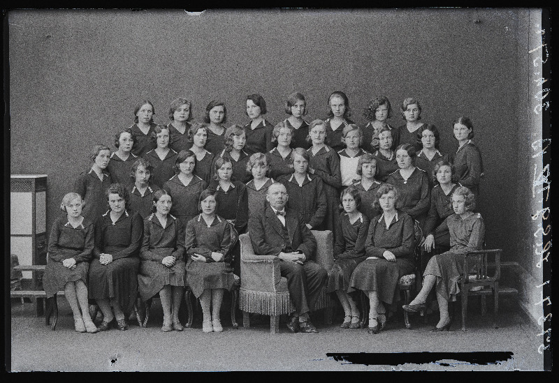 Viljandi Eesti Haridusseltsi Tütarlaste Gümnaasiumi IV b klass ja õpetaja Johan (Juhan) Meos.