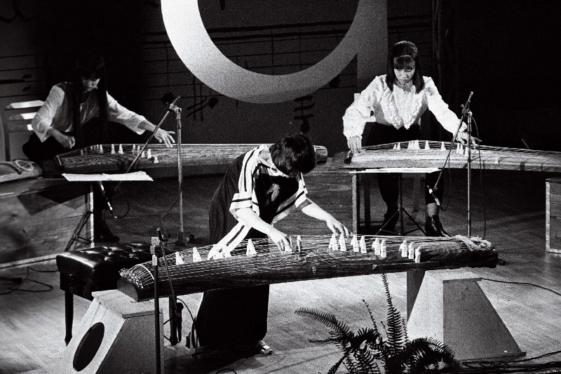 Nyyd'92 muusikafestival. Jaapani koto-muusika ansambel Estonia kontserdisaalis.
