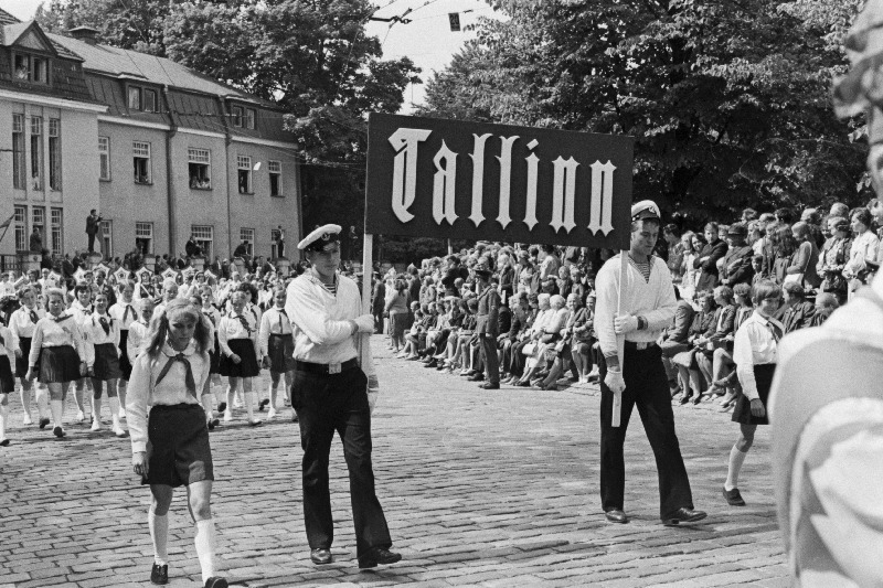 Tallinna peolised Eesti NSV III koolinoorte laulu- ja tantsupeo rongkäigus.