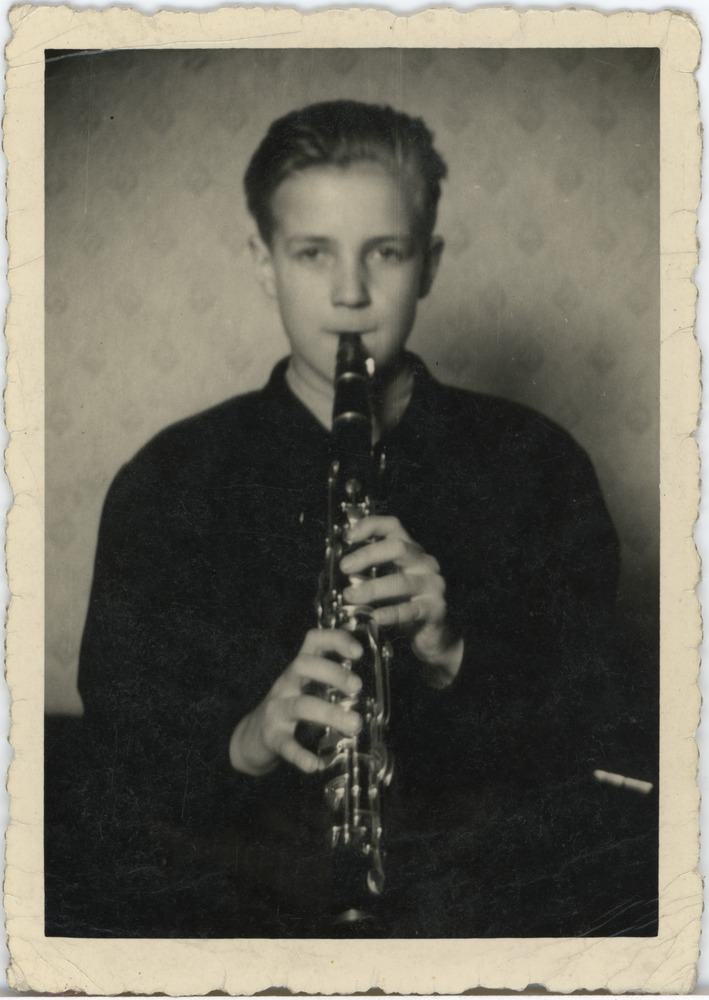 Juventin Tenisberg klarnetit puhumas