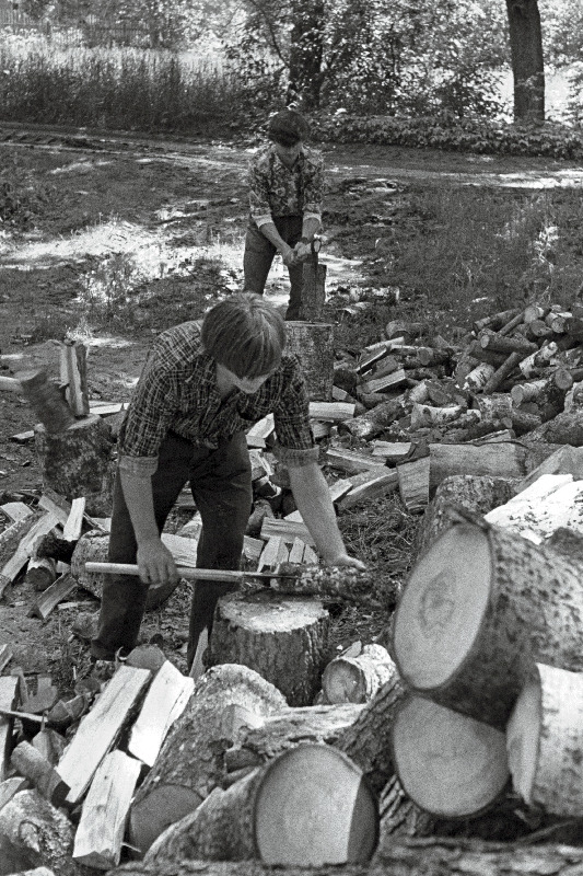 Eesti õpilasmaleva ( 1971? ) pilte Konovere, Audru, Sipa rühma elust - olust. Malevlased küttepuid lõhkumas ja tassimas