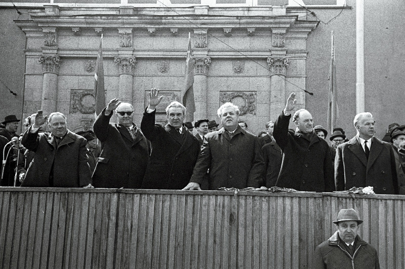 Eestimaa Kommunistliku Partei Keskkomitee esimene sekretär J. Käbin (vasakult), Eesti NSV Ülemnõukogu Presiidiumi esimees A. Müürisepp, Eesti NSV Ministrite Nõukogu esimees V. Klauson, Eestimaa Kommunistliku Partei Keskkomitee teine sekretär A. Vader, Eestimaa Kommunistliku Partei Keskkomitee sekretärid L. Lentsman ja K. Vaino töötajate 1. mai demonstratsiooni tervitamas.