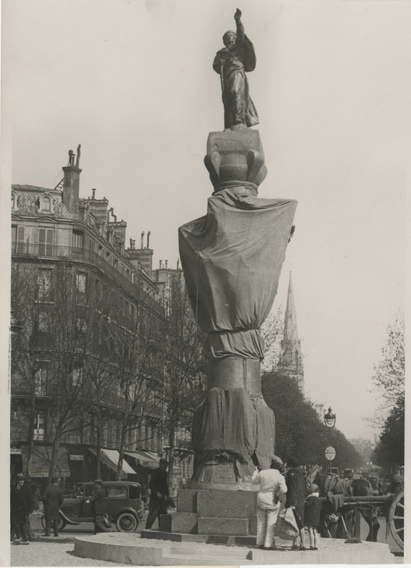 Antoine Bourdelle poolt loodud Poola luuletaja Adam Bernard Mickiewicz'i monument Pariisis de l'Alma väljakul