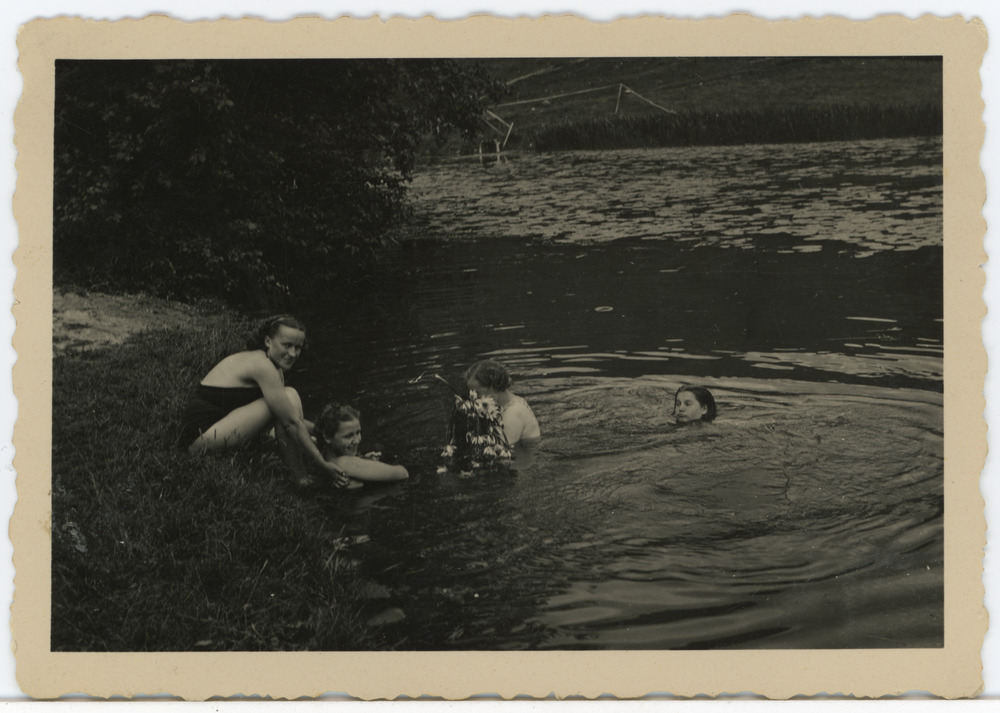 Grupp määratlemata noori inimesi ujumas