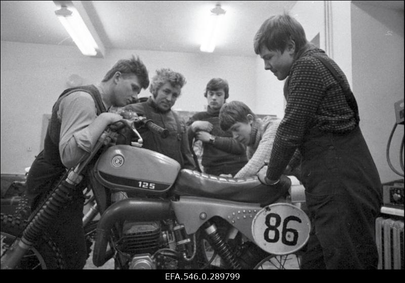 Noored motospordihuvilised töökojas (Pioneeride majas?).
