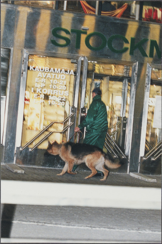 Plahvatus Stockmanni kaubamajas. Politseinik pommikoeraga.