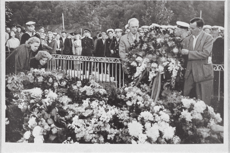 Tallinnlased asetavad pärgi 1941.a. Tallinna kaitsmisel kangelaslikult hukkunud J. Nikonovi hauale.