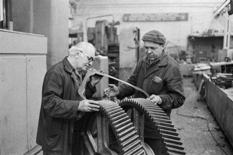 M.I. Kalinini nim. Elektrotehnikakoondise remondi- ja mehaanikatsehhi kommunistliku töö lööklased brigadir Valentin Gladõšev (vasakul) ja tema abi Viktor Rumjantsev.