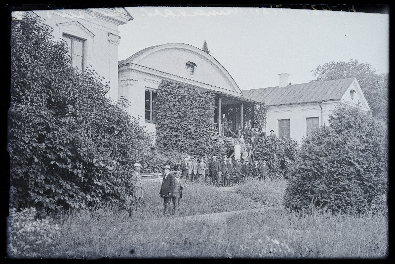 Kanakasvatuse kursusest osavõtjad Õisu Piimaasjanduse Kooli (Õisu mõisa) trepil, (negatiiv ilmutatud 26.07.1925).