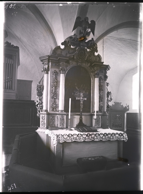 Vaade Rootsi-Mihkli kiriku altarile.