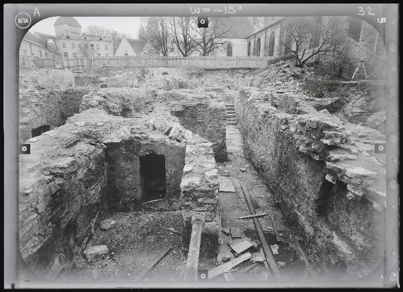 Tallinn. Kvartal nr 37. Ehitusarheoloogia. Harju tänava stereofotogramm-meetriline mõõdistamine.