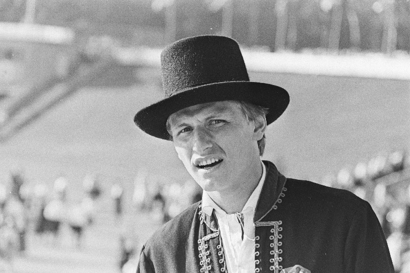1985.a. Eesti NSV üldlaulu- ja tantsupeo C-segarühmade üldjuhi ja isetegevusliku rahvatantsuansambli "Sõprus" kunstilise juhi assistent Tõnu Pomerants.